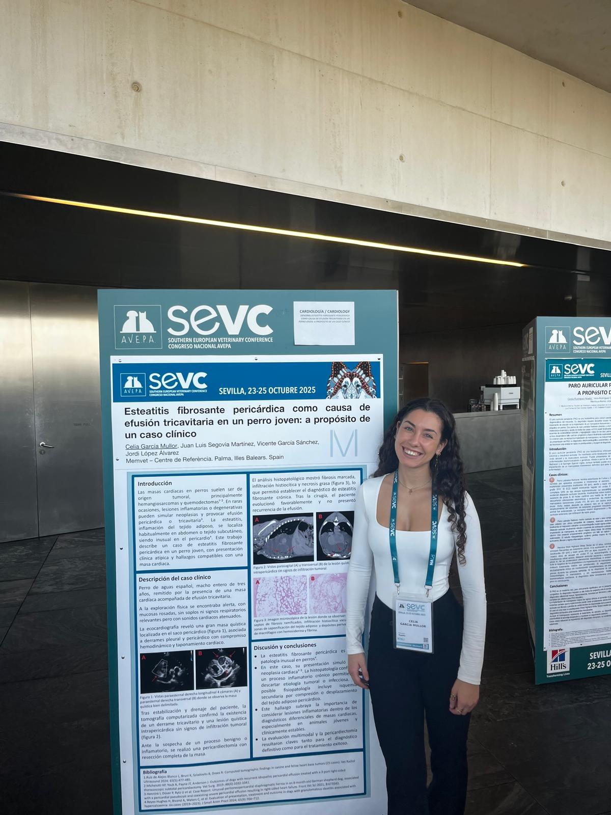 Celia García Mullor junto a una comunicación científica presentada en SEVC 2025